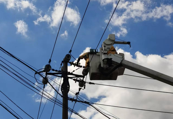 2024年9月22日，勝園供電所市區(qū)線工商局支線02號桿帶電處理中項導(dǎo)線放電故障，絕緣包裹導(dǎo)線及金具。