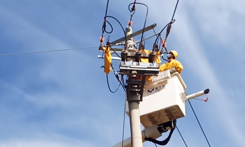 鐵路線油井支線帶電作業