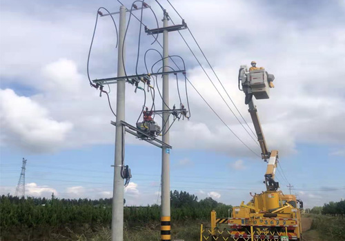 2021年9月17日，10kV王崗線帶電直線桿改耐張桿并加裝開關工作現場